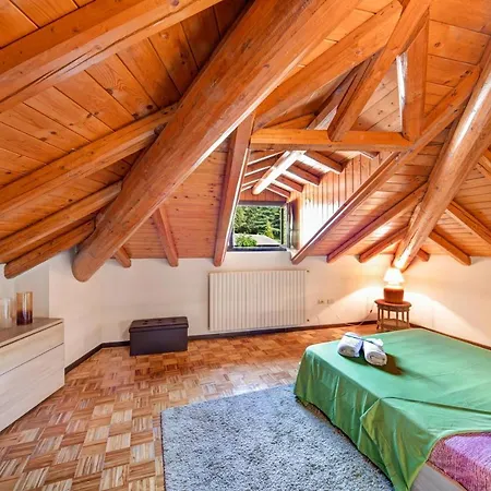 Mansarda Fra Monte E Lago Apartment