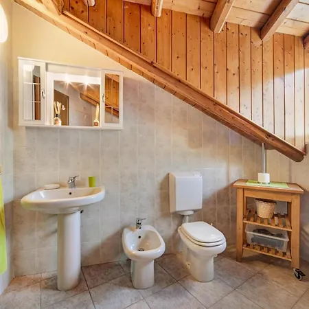 Apartment Mansarda Fra Monte E Lago