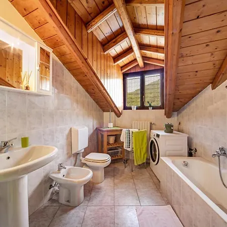 Apartment Mansarda Fra Monte E Lago