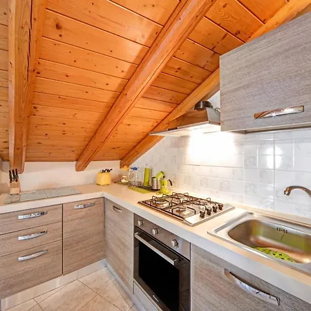 Mansarda Fra Monte E Lago Apartment *