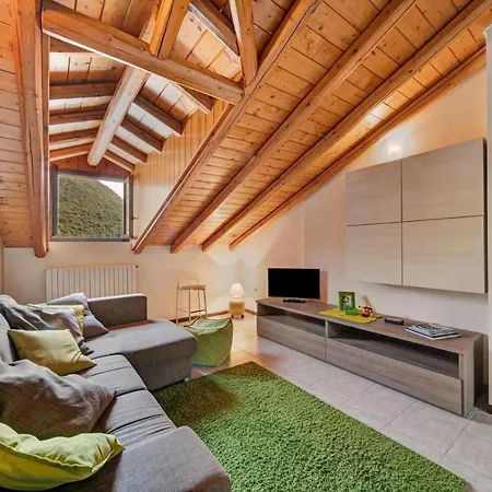 Apartment Mansarda Fra Monte E Lago
