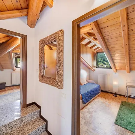 Apartment Mansarda Fra Monte E Lago